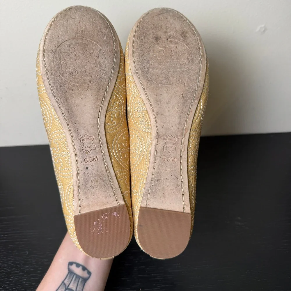 Tory Burch Tan Leather Logo Stitched Ballet Flats Preppy Trendy Gold Charm 6.5M